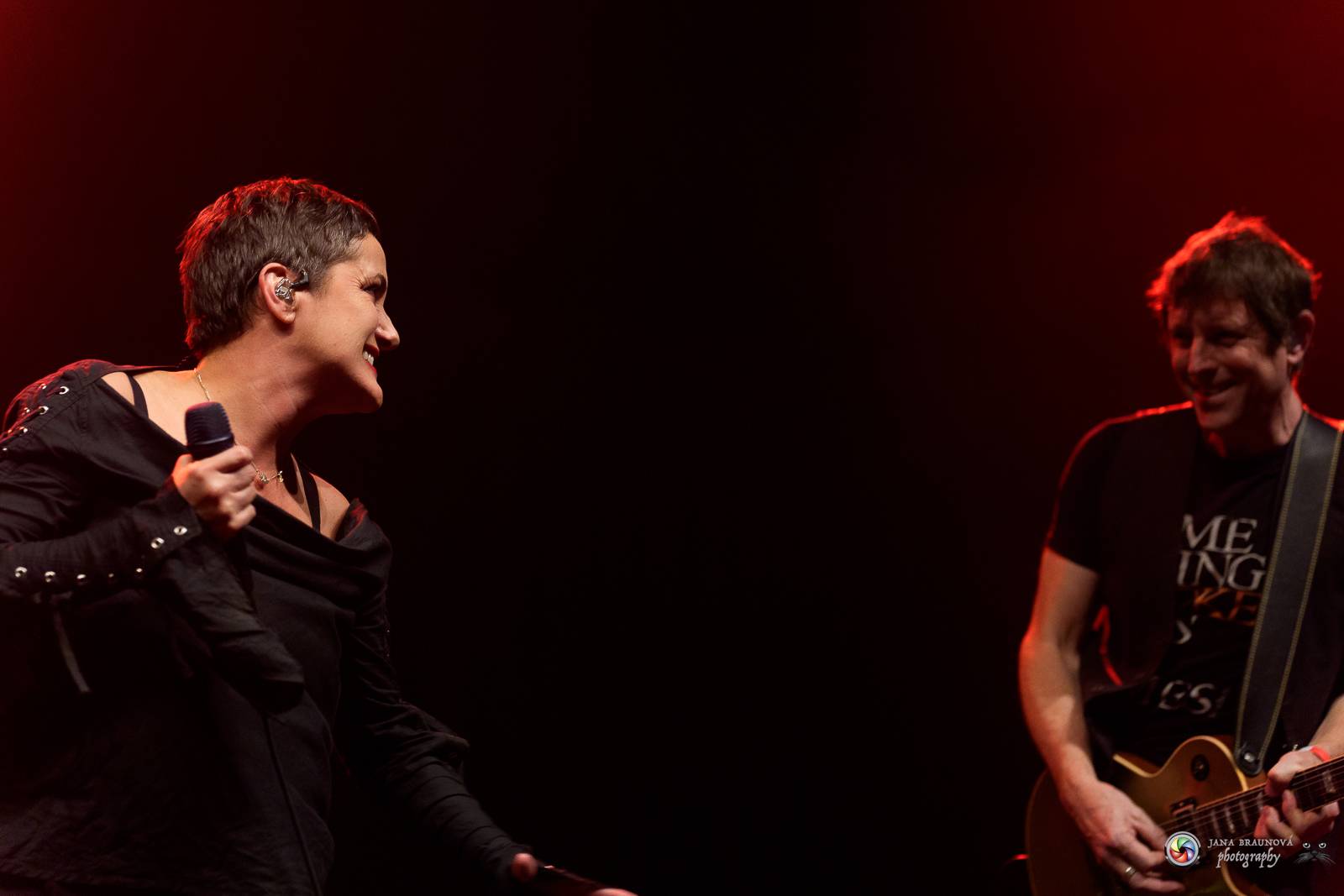 Britští Kosheen přivezli do Plzně energií nabitou show