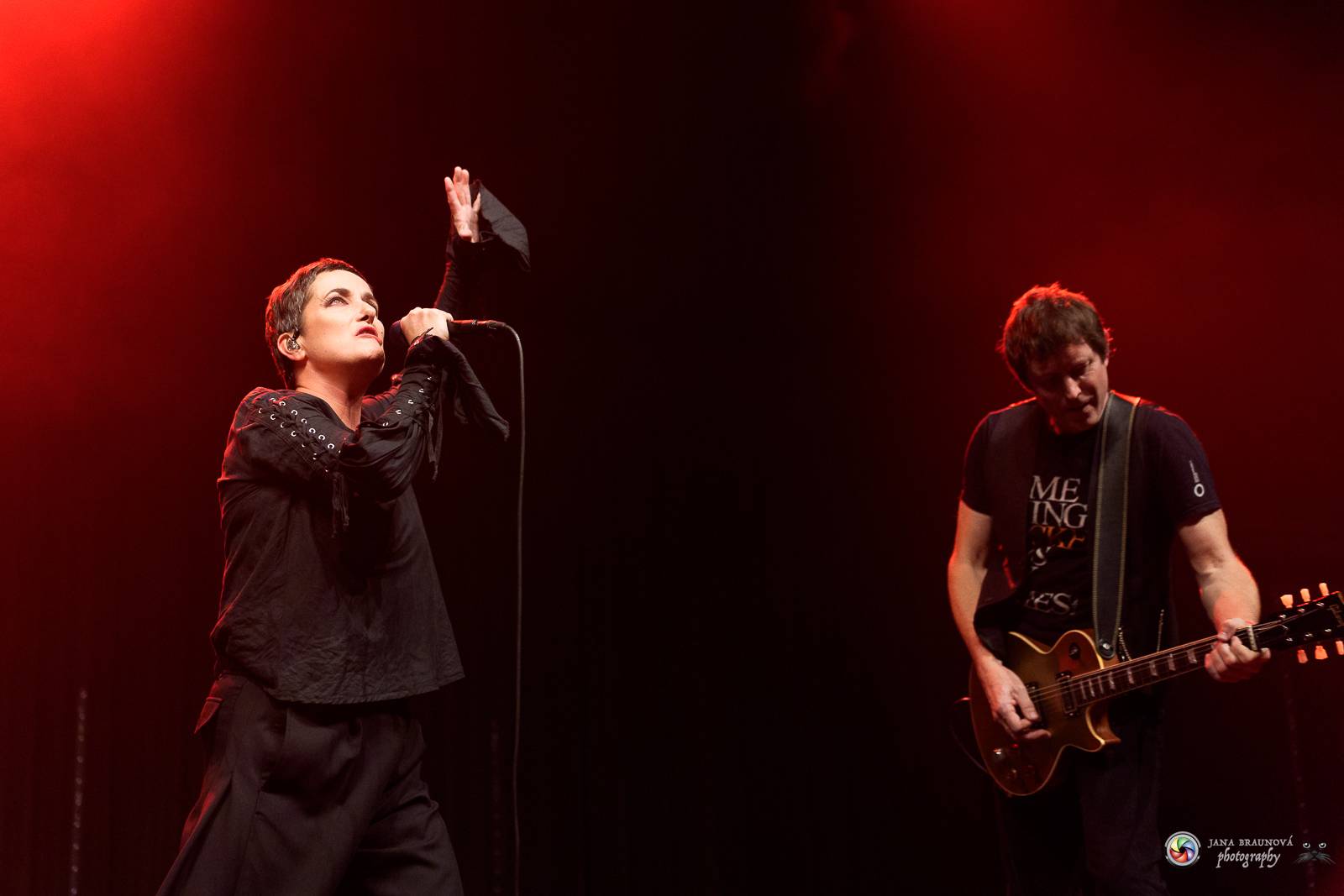 Britští Kosheen přivezli do Plzně energií nabitou show