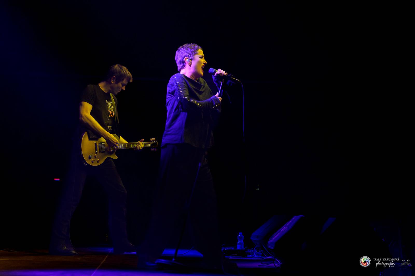 Britští Kosheen přivezli do Plzně energií nabitou show