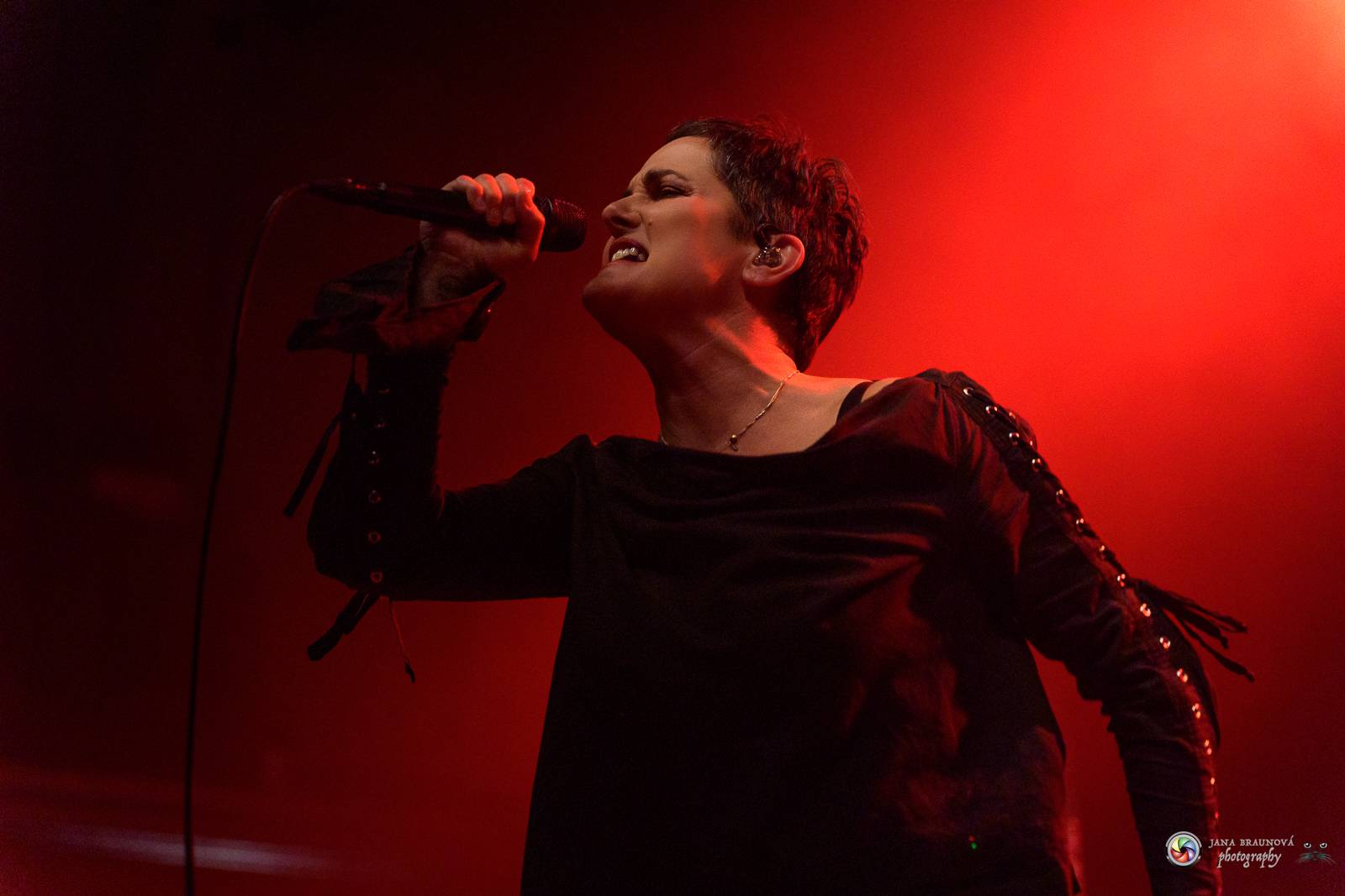 Britští Kosheen přivezli do Plzně energií nabitou show