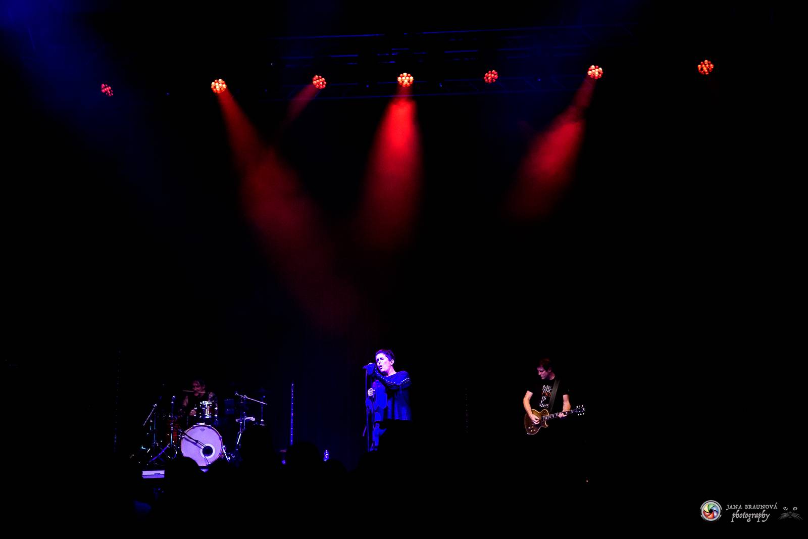 Britští Kosheen přivezli do Plzně energií nabitou show