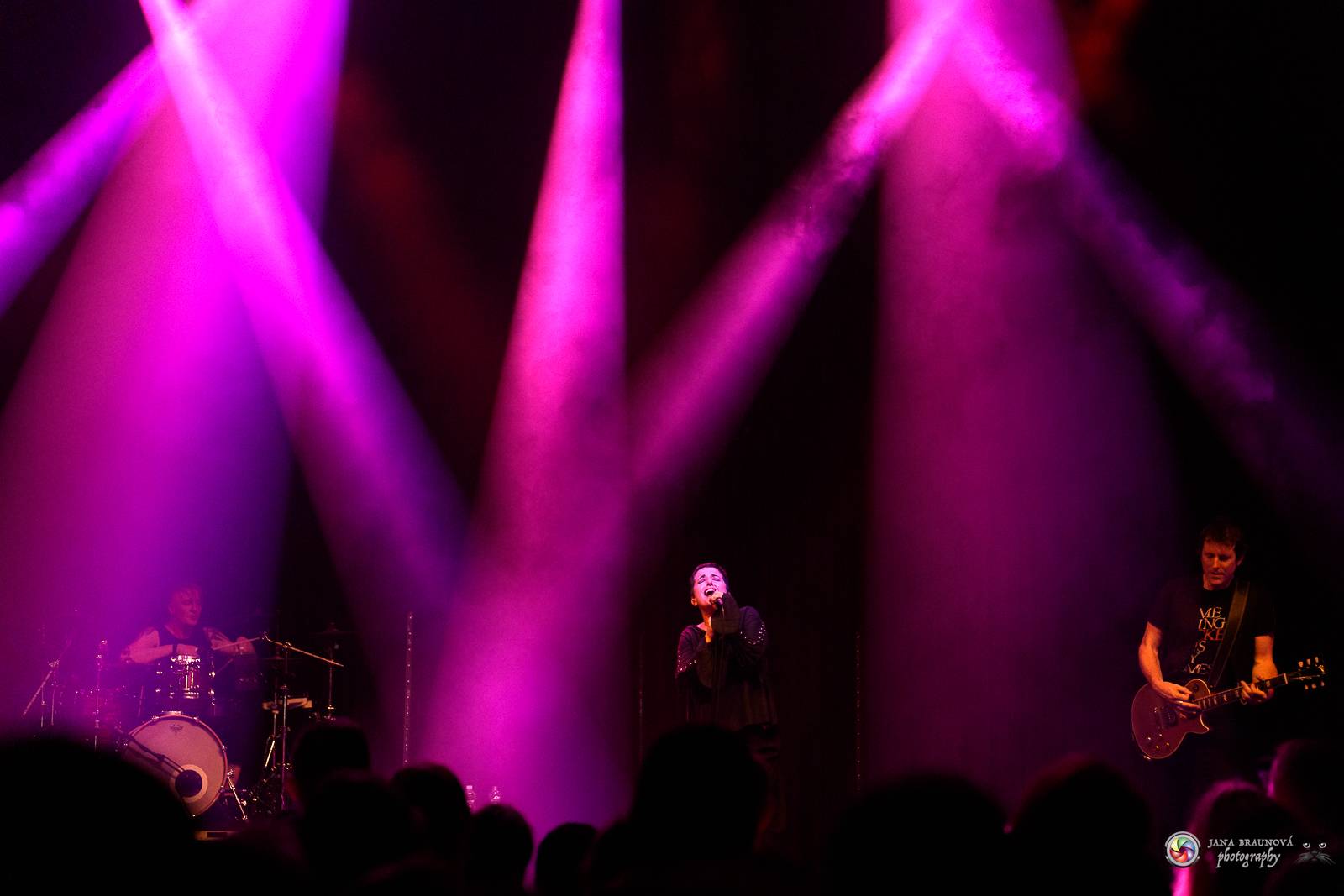 Britští Kosheen přivezli do Plzně energií nabitou show