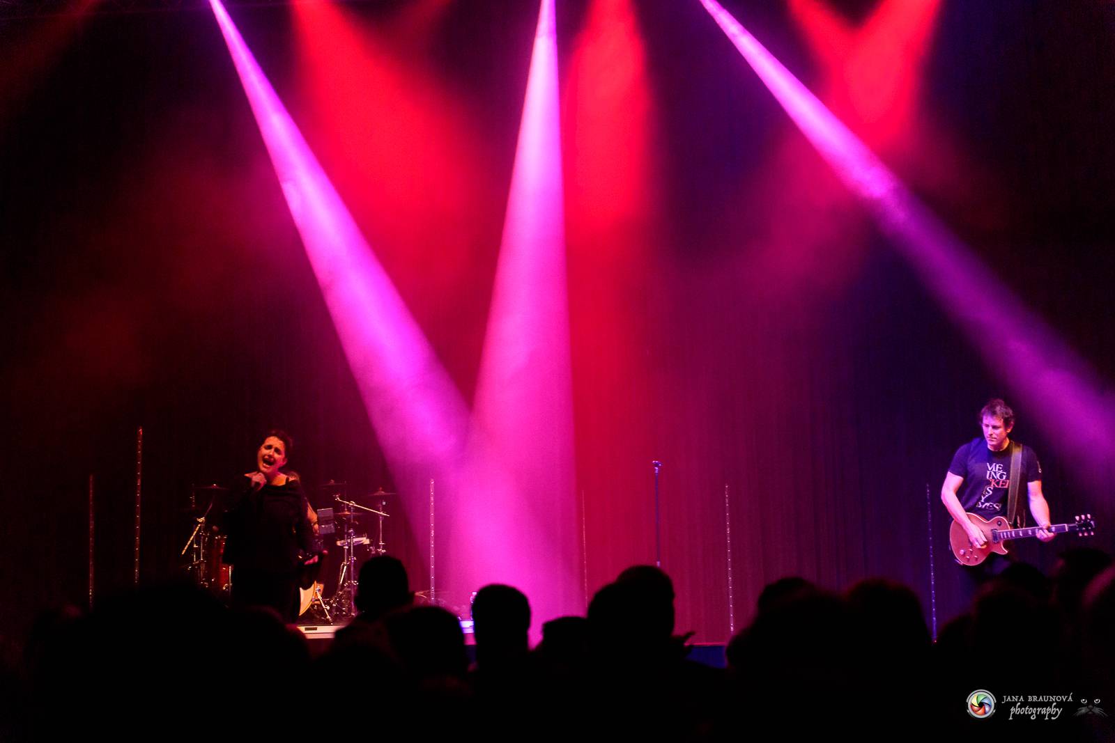 Britští Kosheen přivezli do Plzně energií nabitou show