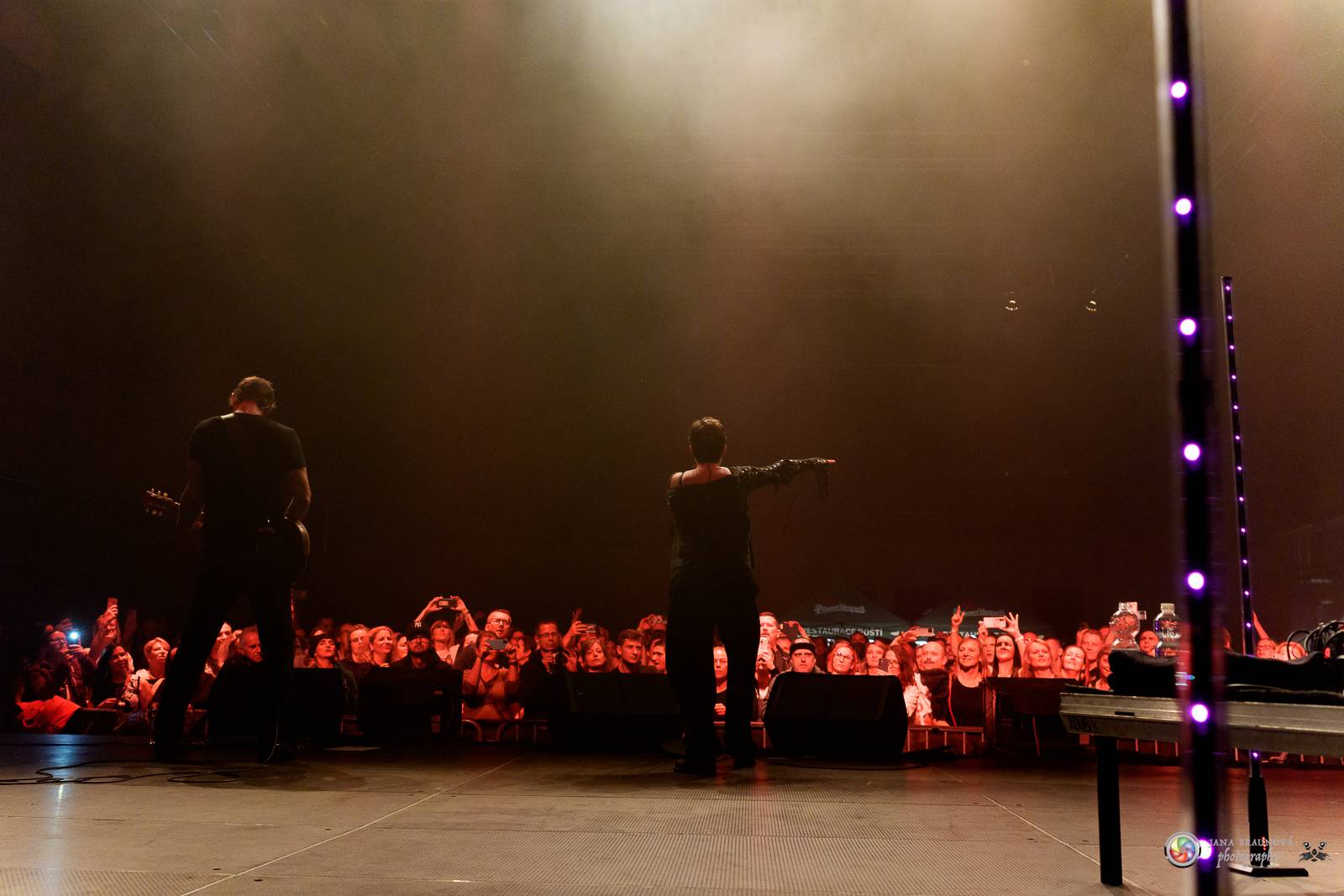 Britští Kosheen přivezli do Plzně energií nabitou show