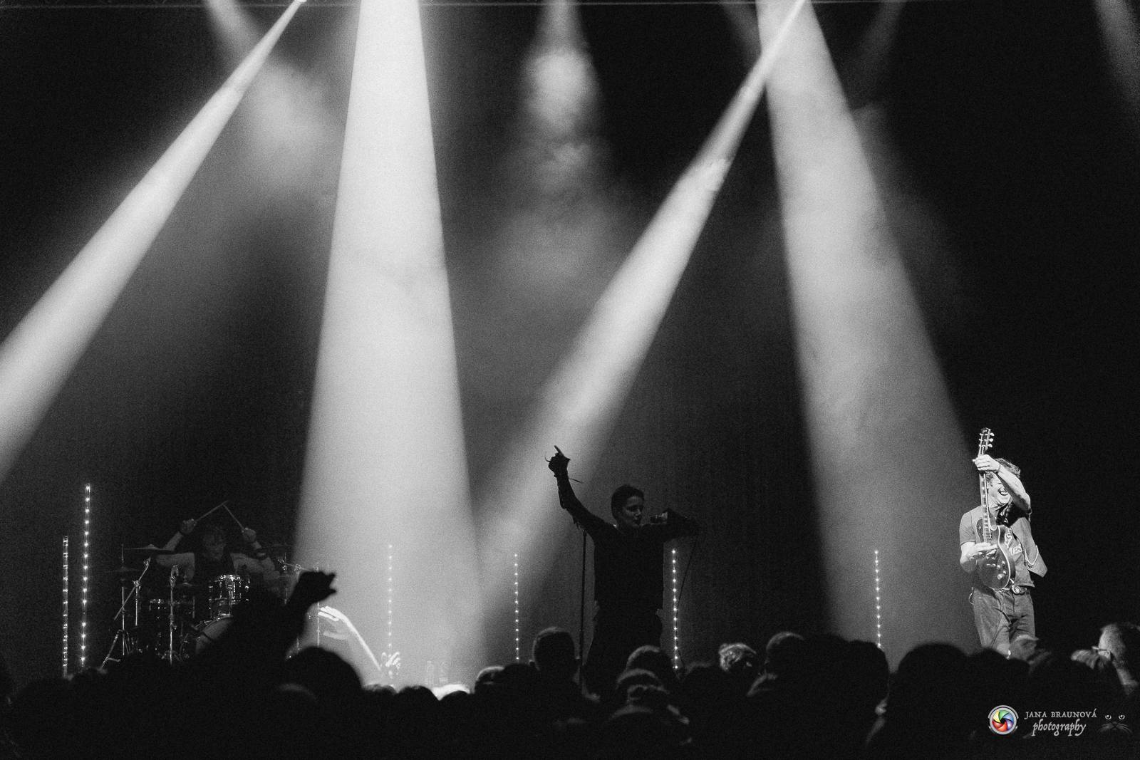 Britští Kosheen přivezli do Plzně energií nabitou show