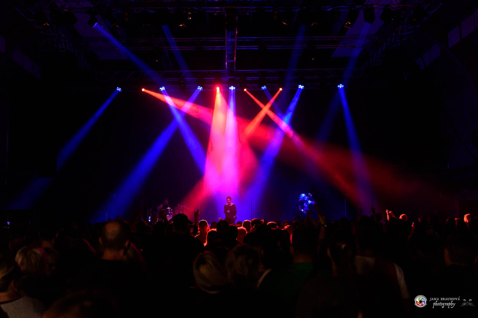 Britští Kosheen přivezli do Plzně energií nabitou show