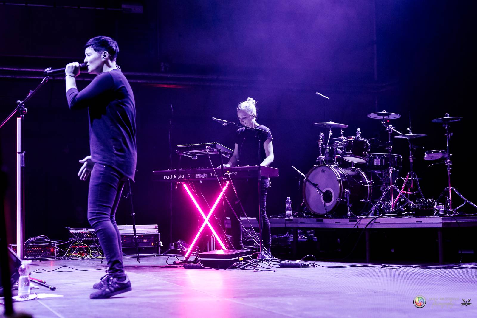 Britští Kosheen přivezli do Plzně energií nabitou show