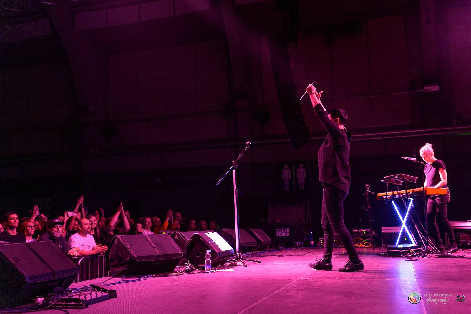 Britští Kosheen přivezli do Plzně energií nabitou show