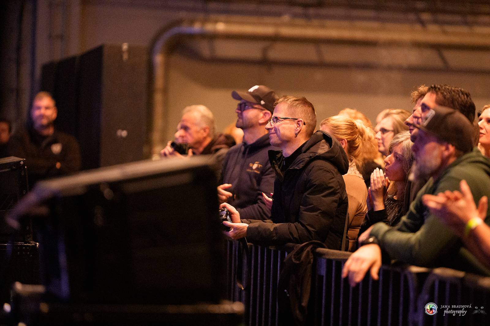 Britští Kosheen přivezli do Plzně energií nabitou show