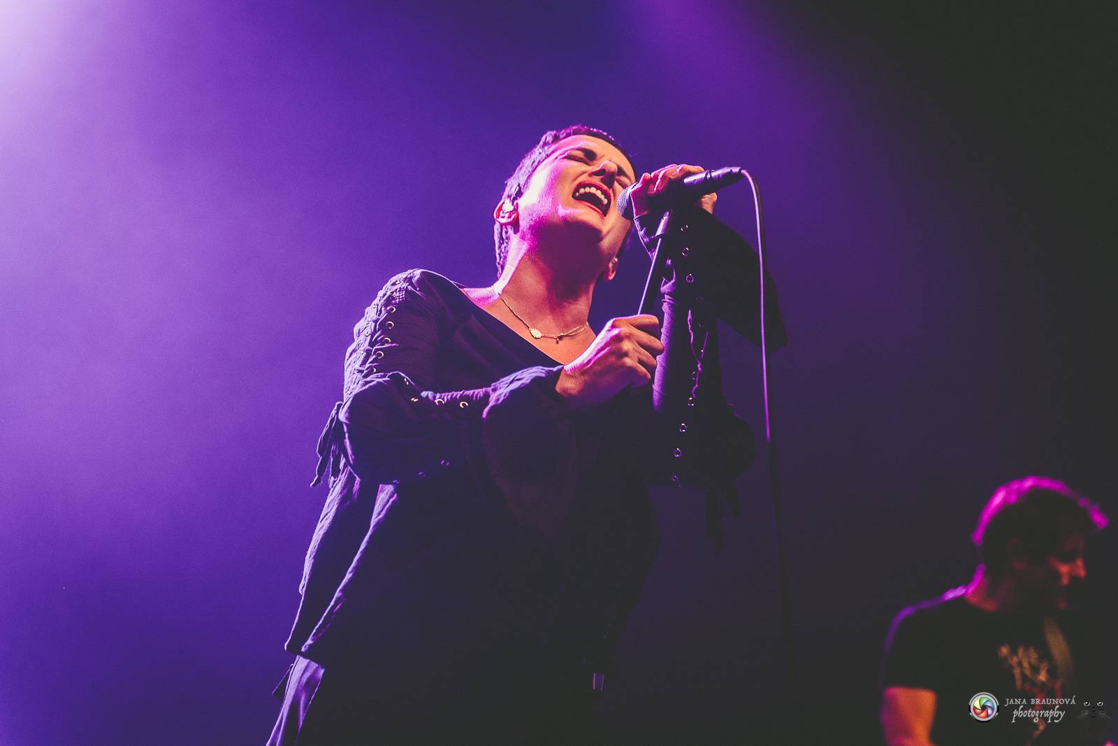 Britští Kosheen přivezli do Plzně energií nabitou show