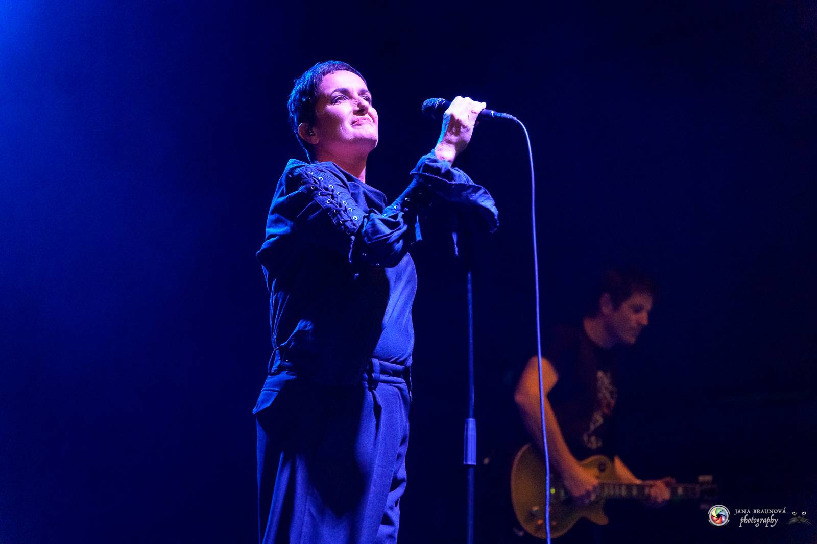 Britští Kosheen přivezli do Plzně energií nabitou show