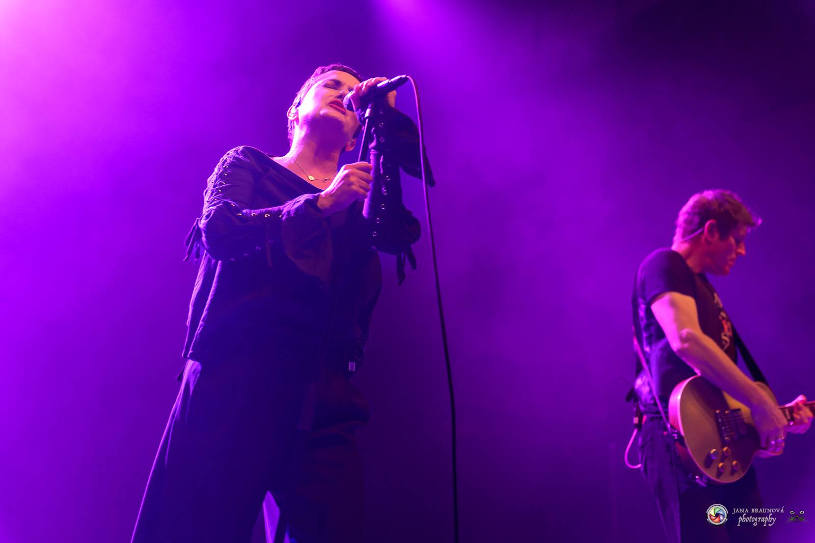 Britští Kosheen přivezli do Plzně energií nabitou show