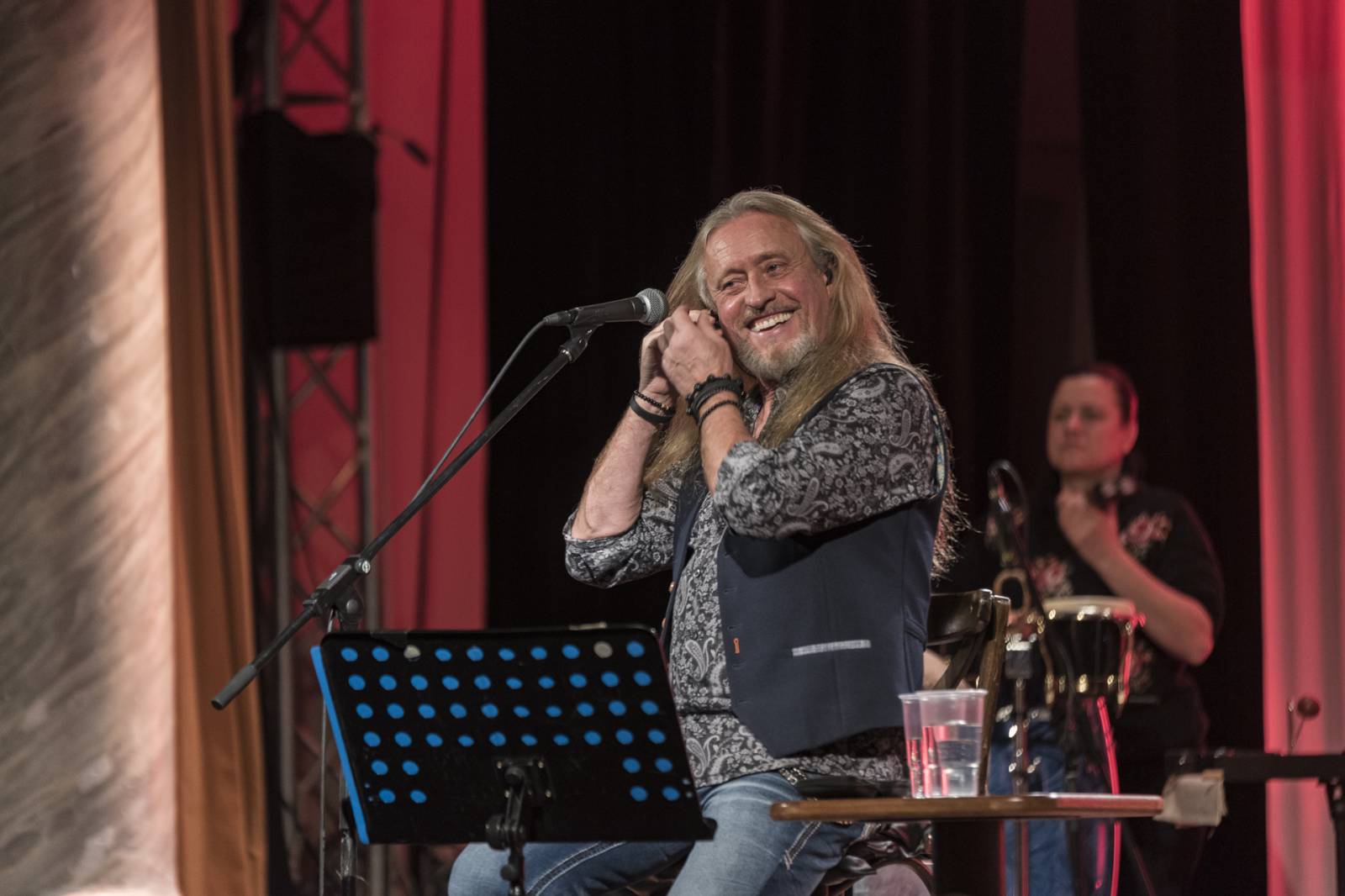 Kamil Střihavka a The Leaders postavili Plzeň na nohy, zpěvák své hity oděl do vánočního hávu