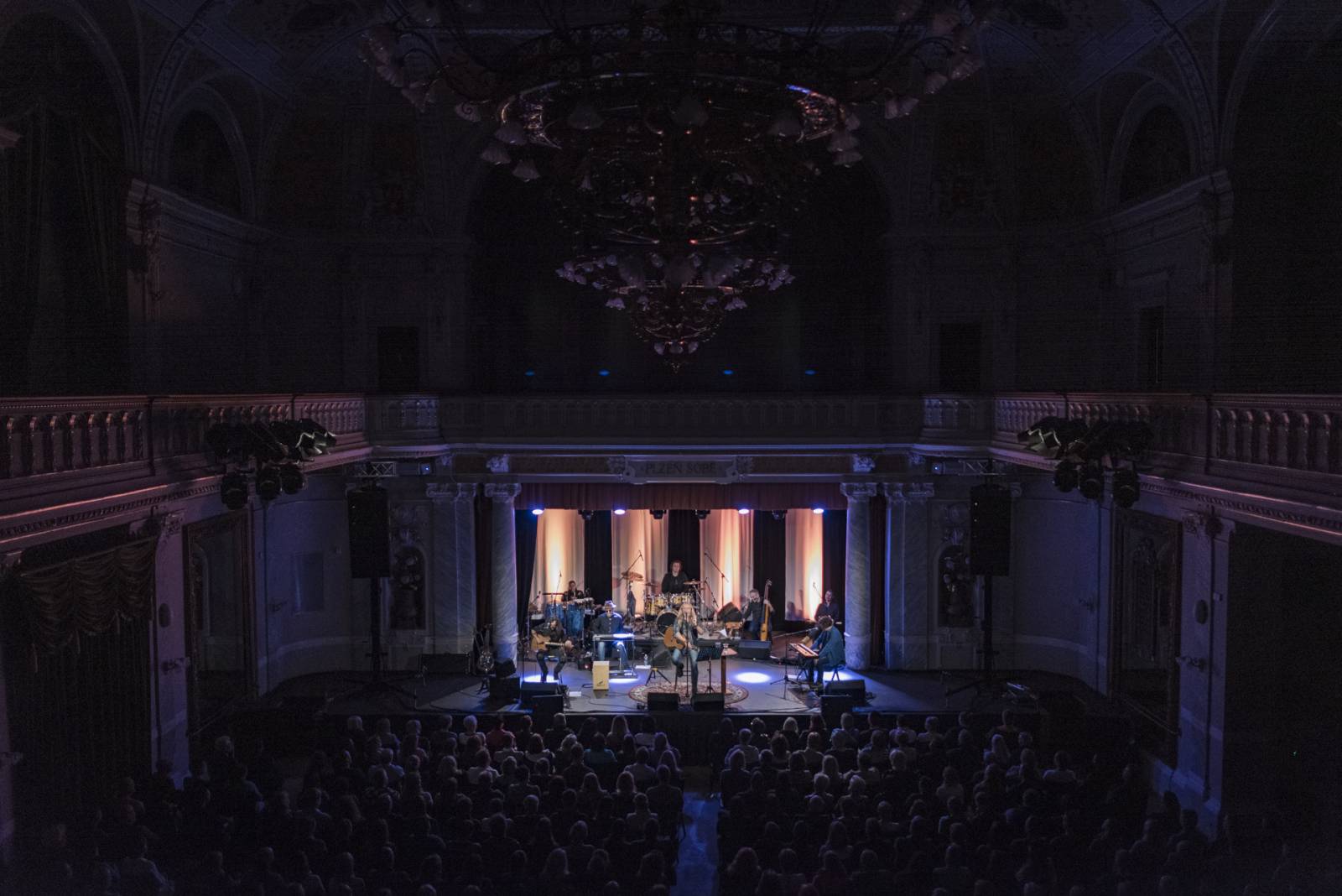 Kamil Střihavka a The Leaders postavili Plzeň na nohy, zpěvák své hity oděl do vánočního hávu