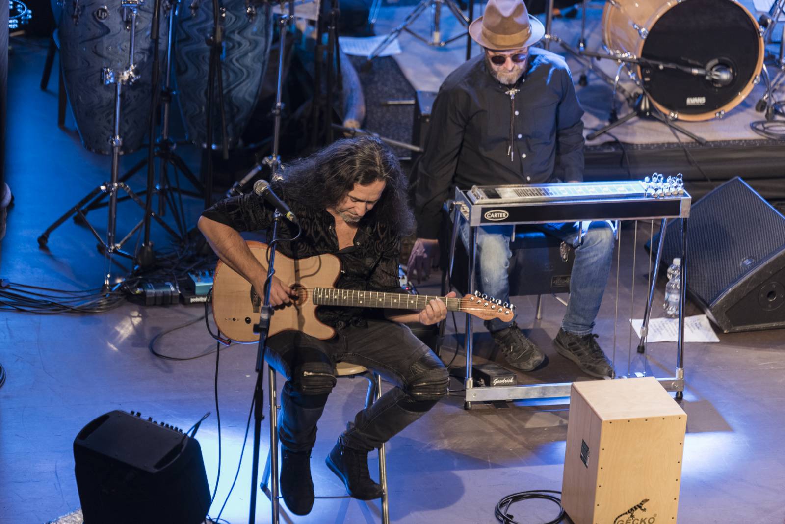 Kamil Střihavka a The Leaders postavili Plzeň na nohy, zpěvák své hity oděl do vánočního hávu