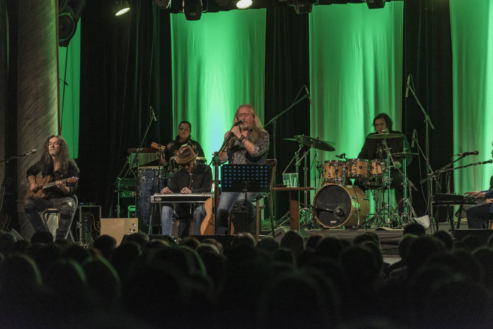 Kamil Střihavka a The Leaders postavili Plzeň na nohy, zpěvák své hity oděl do vánočního hávu