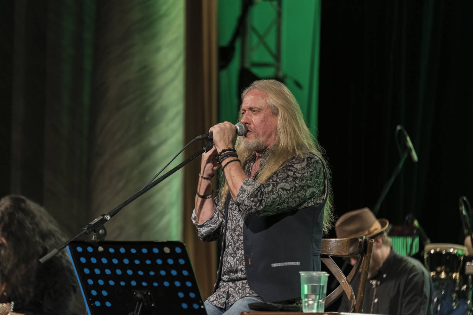 Kamil Střihavka a The Leaders postavili Plzeň na nohy, zpěvák své hity oděl do vánočního hávu