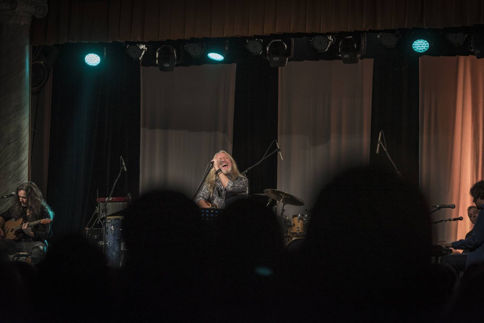 Kamil Střihavka a The Leaders postavili Plzeň na nohy, zpěvák své hity oděl do vánočního hávu