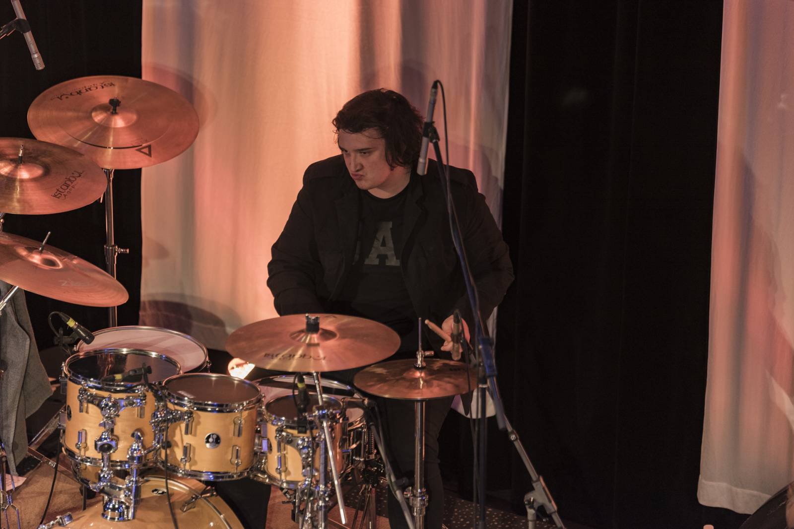 Kamil Střihavka a The Leaders postavili Plzeň na nohy, zpěvák své hity oděl do vánočního hávu