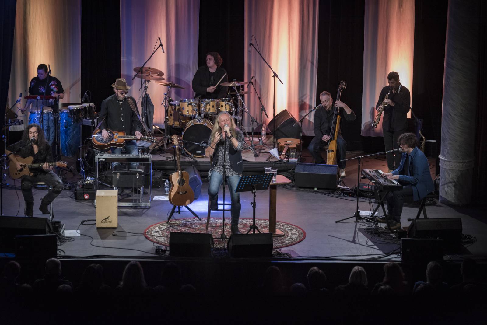 Kamil Střihavka a The Leaders postavili Plzeň na nohy, zpěvák své hity oděl do vánočního hávu