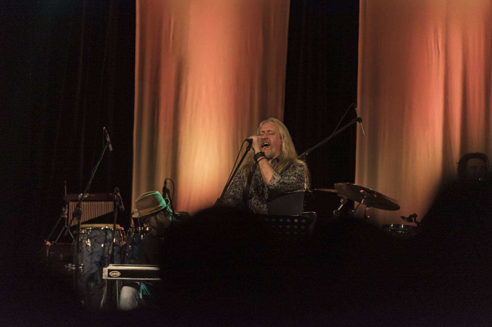 Kamil Střihavka a The Leaders postavili Plzeň na nohy, zpěvák své hity oděl do vánočního hávu