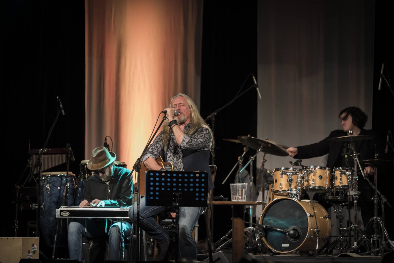 Kamil Střihavka a The Leaders postavili Plzeň na nohy, zpěvák své hity oděl do vánočního hávu