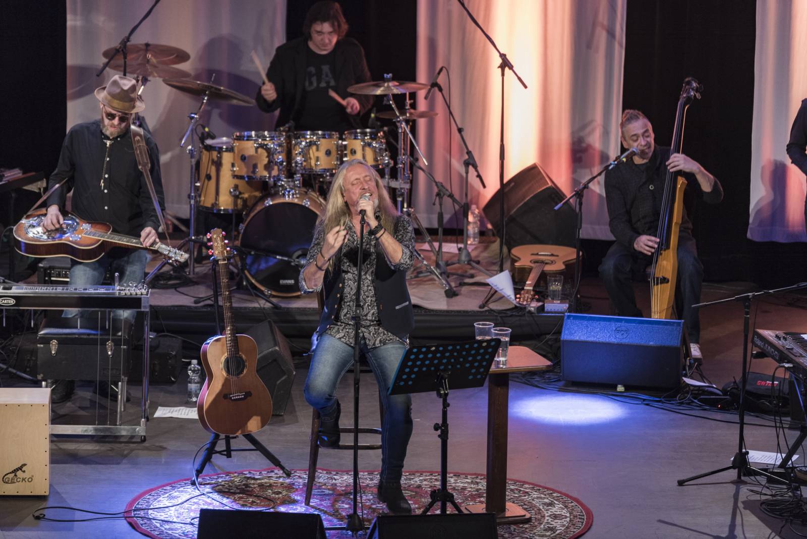 Kamil Střihavka a The Leaders postavili Plzeň na nohy, zpěvák své hity oděl do vánočního hávu