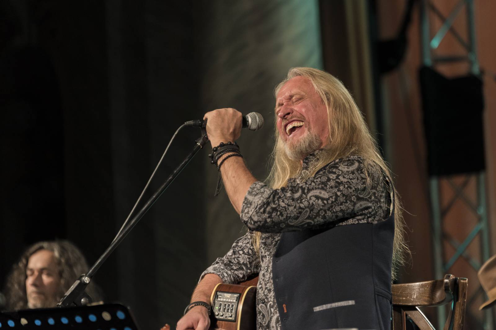 Kamil Střihavka a The Leaders postavili Plzeň na nohy, zpěvák své hity oděl do vánočního hávu