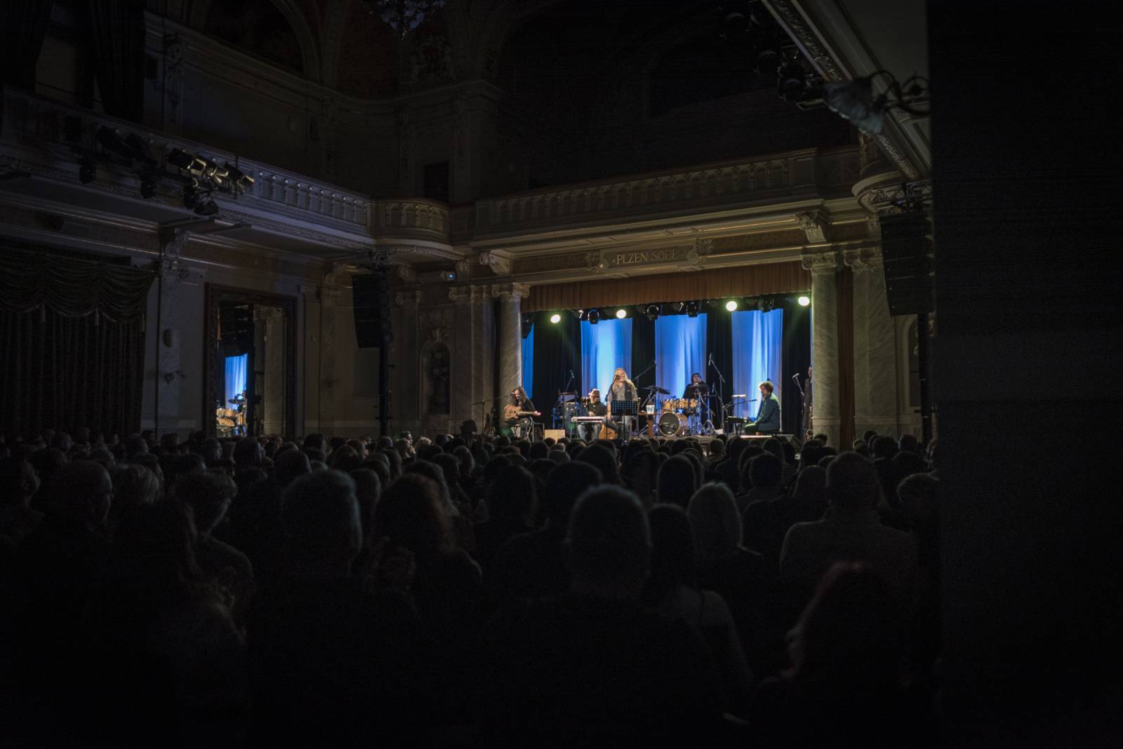 Kamil Střihavka a The Leaders postavili Plzeň na nohy, zpěvák své hity oděl do vánočního hávu