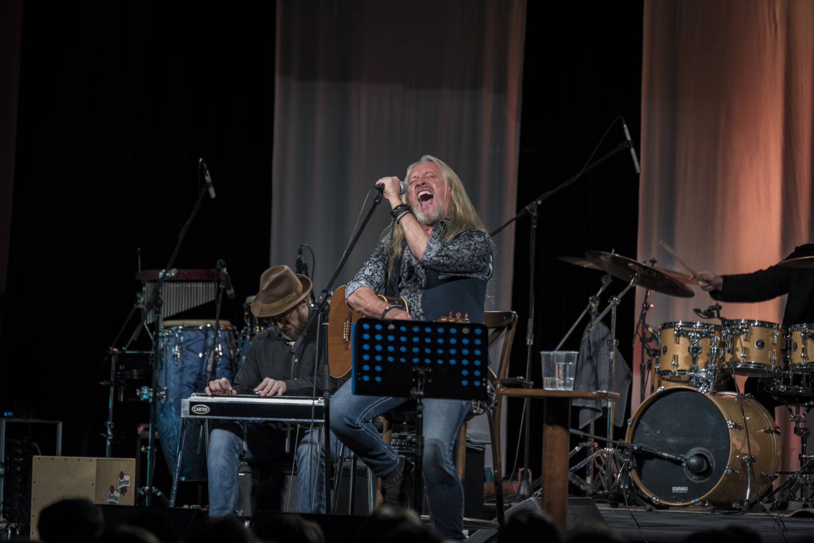 Kamil Střihavka a The Leaders postavili Plzeň na nohy, zpěvák své hity oděl do vánočního hávu