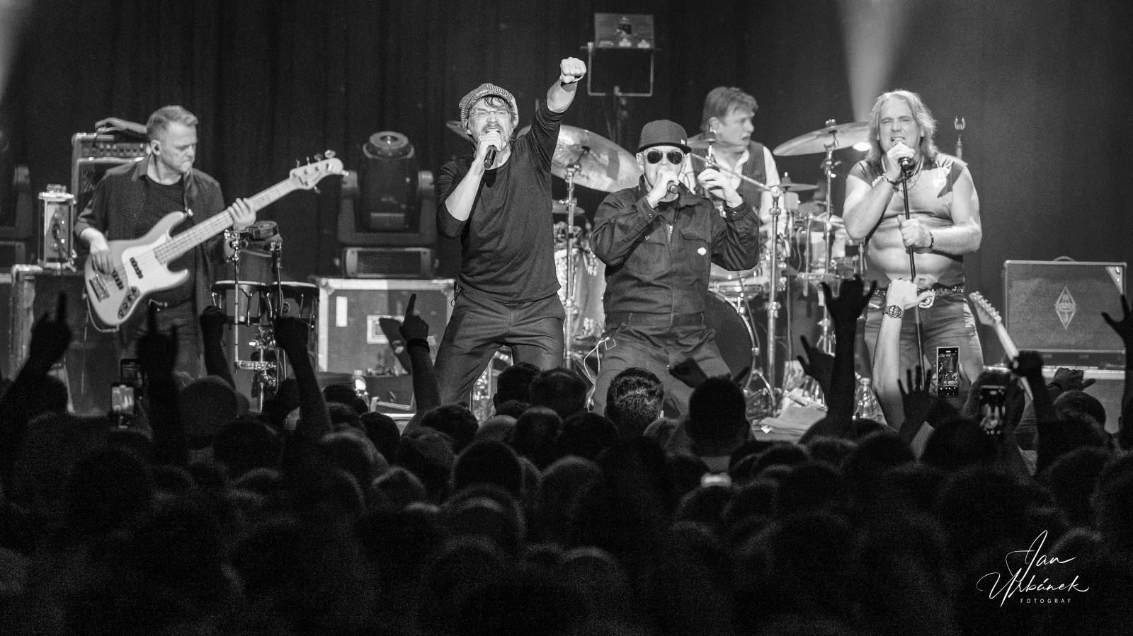 J.A.R. oslavili 35 let na scéně energickou show v pražské Lucerně