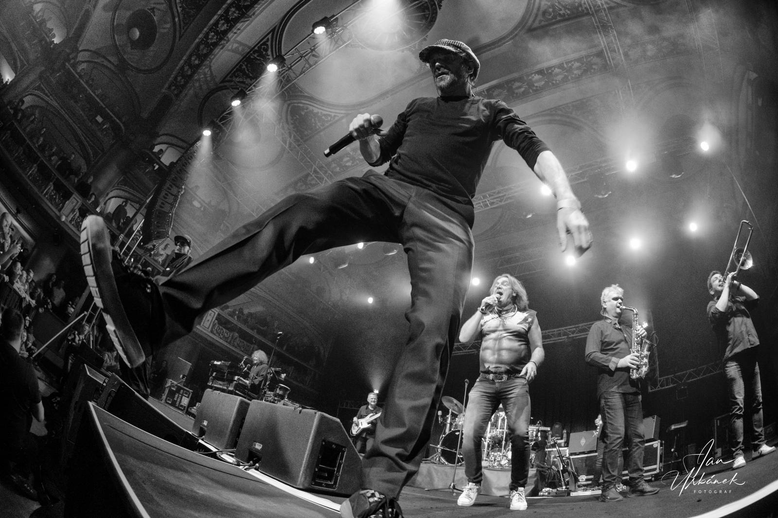 J.A.R. oslavili 35 let na scéně energickou show v pražské Lucerně