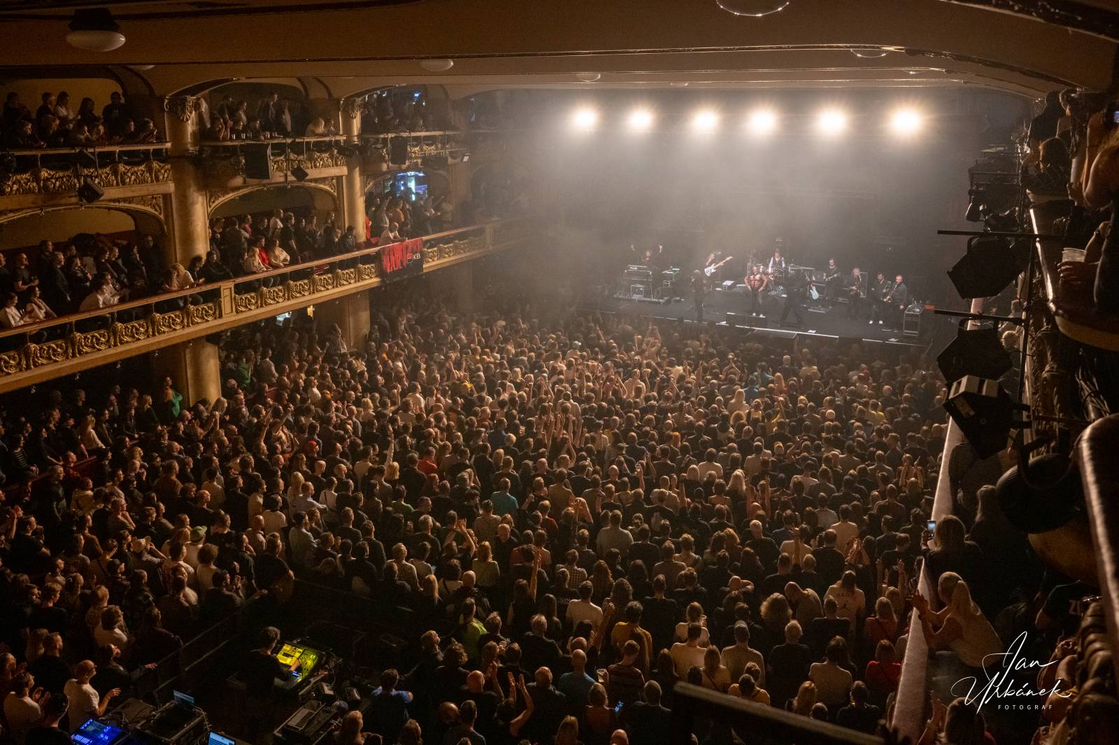 J.A.R. oslavili 35 let na scéně energickou show v pražské Lucerně