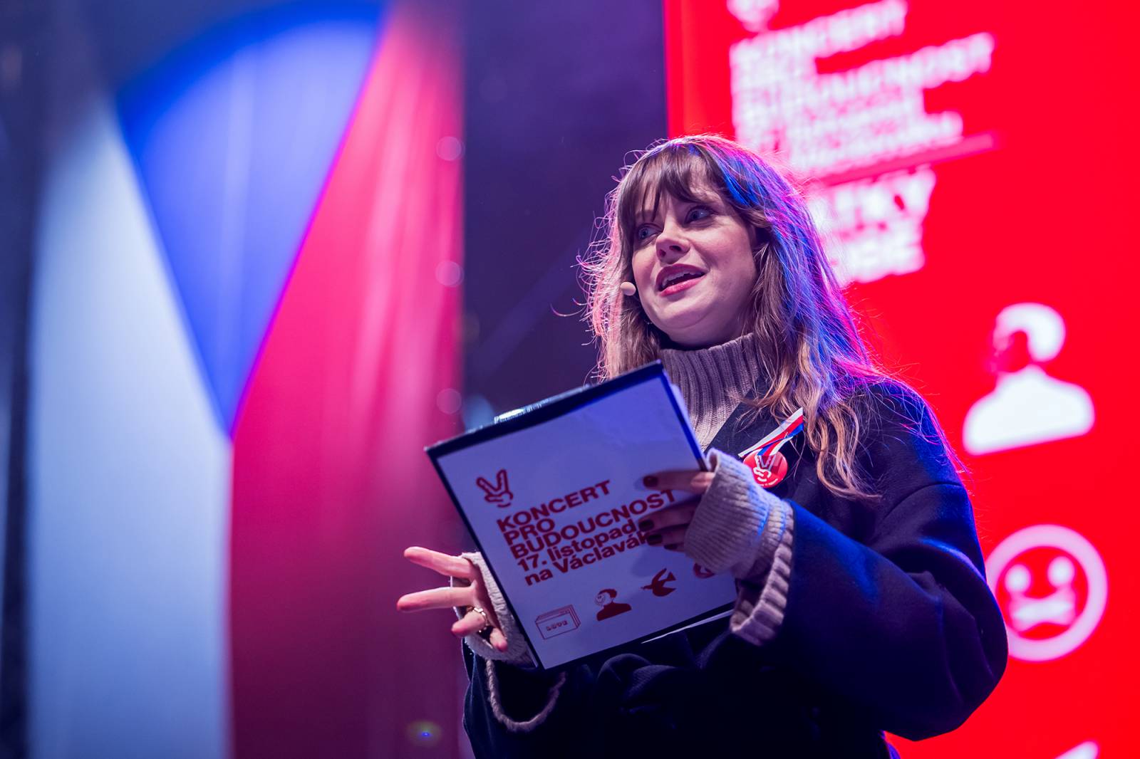 Oslavy sametové revoluce vyvrcholily na Václavském náměstí vystoupeními Davida Kollera, Tata Bojs nebo Ivana Hlase