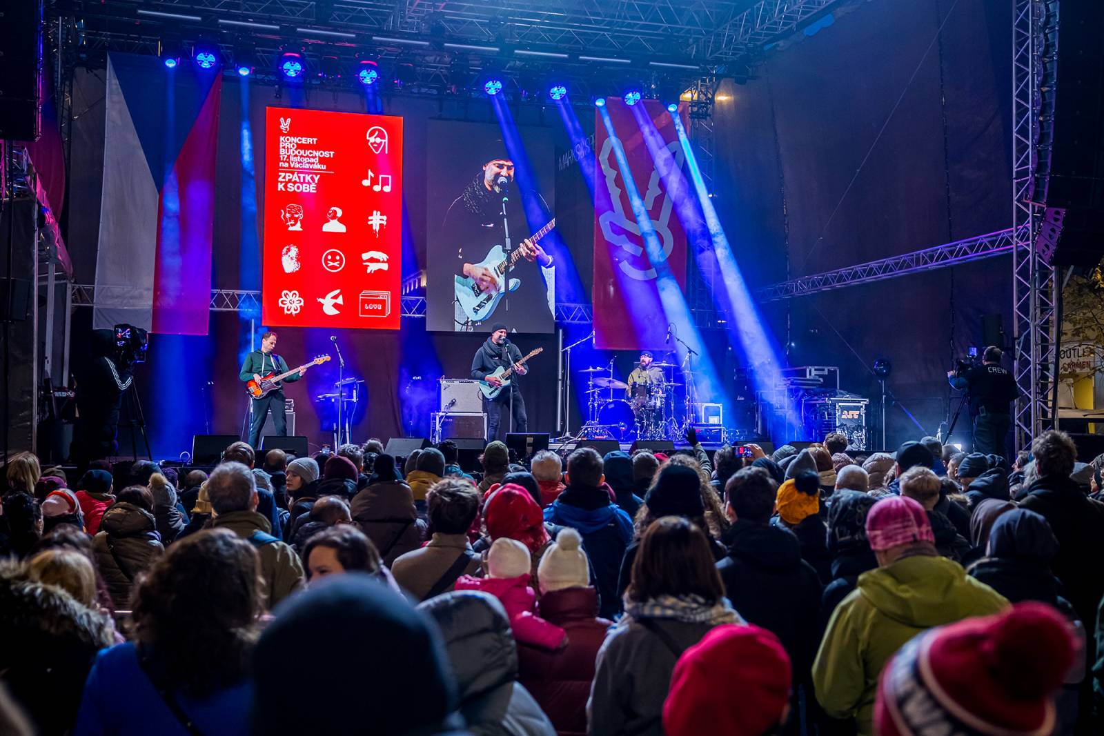 Oslavy sametové revoluce vyvrcholily na Václavském náměstí vystoupeními Davida Kollera, Tata Bojs nebo Ivana Hlase