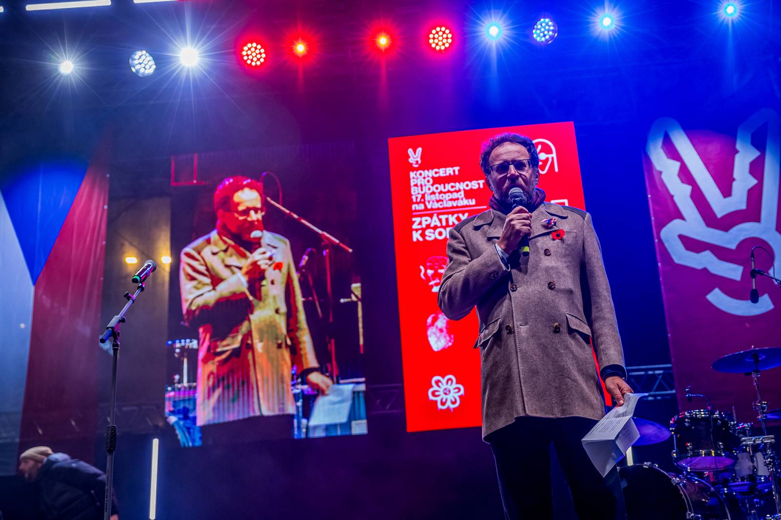 Oslavy sametové revoluce vyvrcholily na Václavském náměstí vystoupeními Davida Kollera, Tata Bojs nebo Ivana Hlase