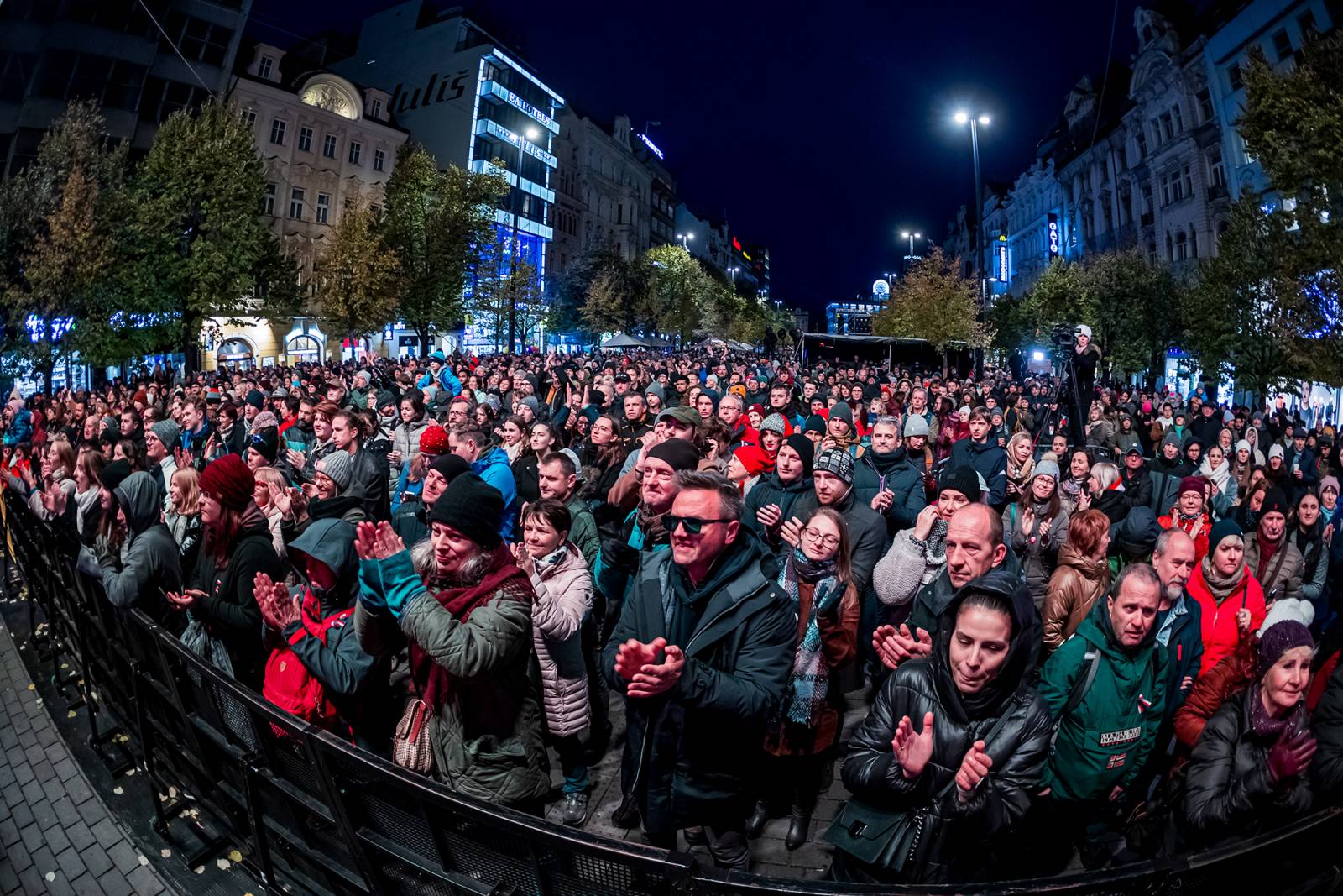 Oslavy sametové revoluce vyvrcholily na Václavském náměstí vystoupeními Davida Kollera, Tata Bojs nebo Ivana Hlase