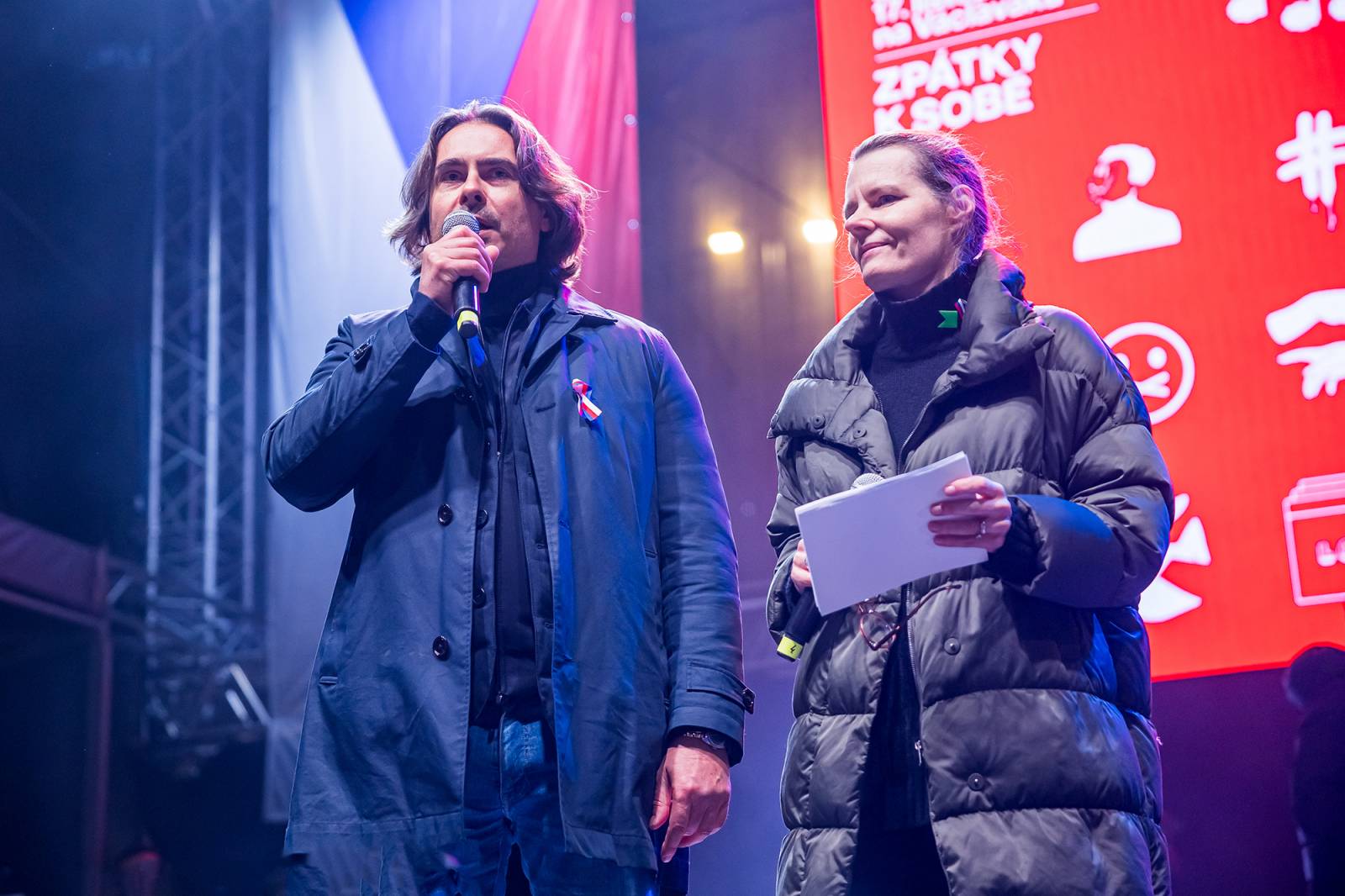 Oslavy sametové revoluce vyvrcholily na Václavském náměstí vystoupeními Davida Kollera, Tata Bojs nebo Ivana Hlase