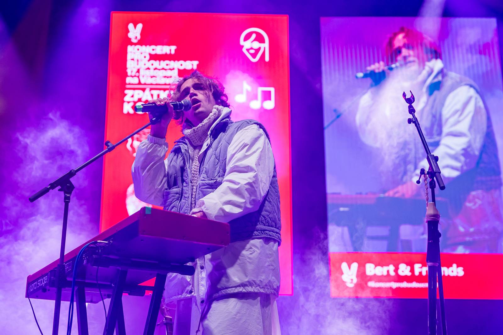 Oslavy sametové revoluce vyvrcholily na Václavském náměstí vystoupeními Davida Kollera, Tata Bojs nebo Ivana Hlase