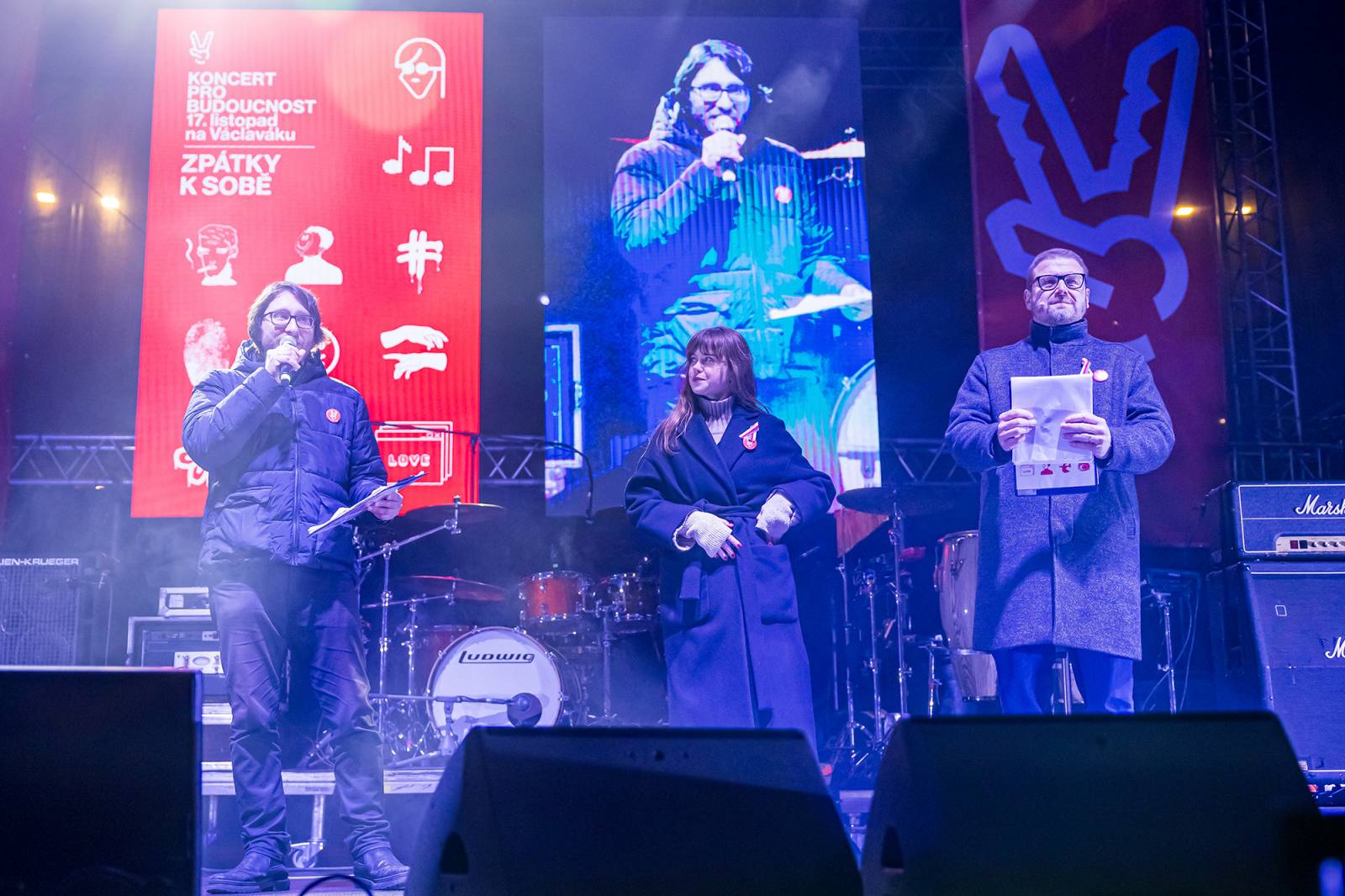 Oslavy sametové revoluce vyvrcholily na Václavském náměstí vystoupeními Davida Kollera, Tata Bojs nebo Ivana Hlase