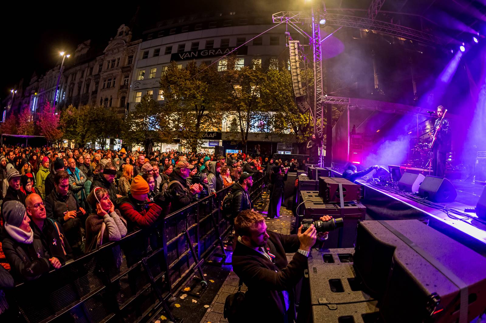 Oslavy sametové revoluce vyvrcholily na Václavském náměstí vystoupeními Davida Kollera, Tata Bojs nebo Ivana Hlase