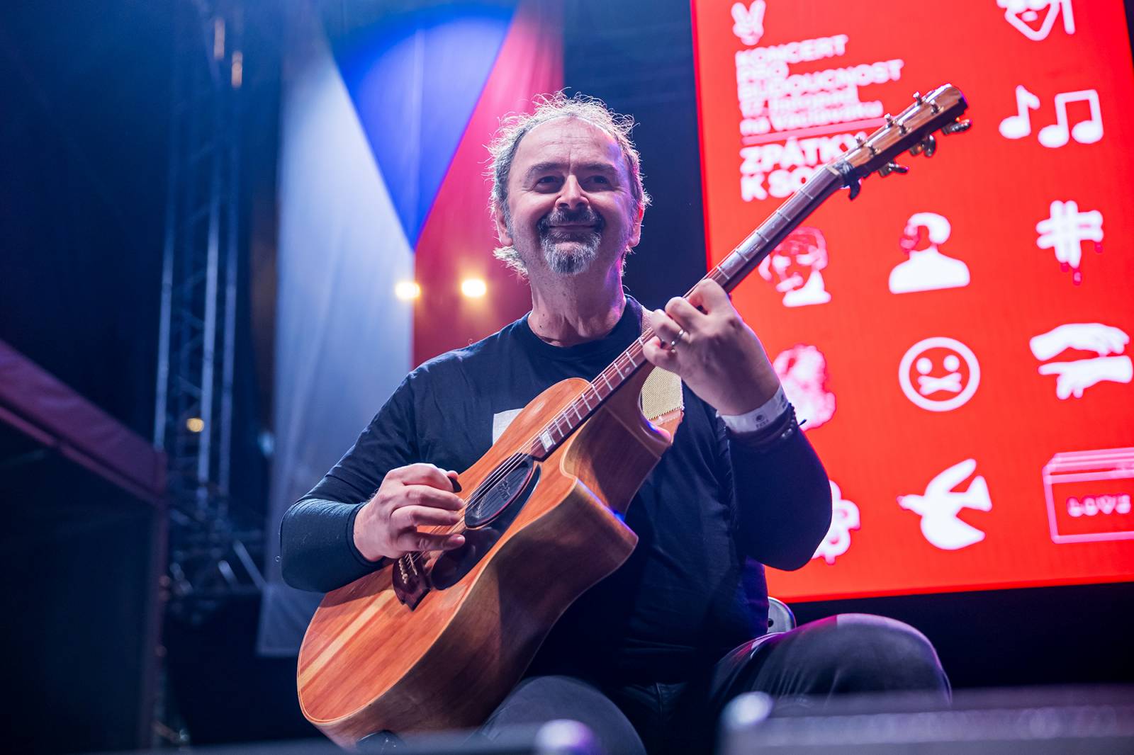 Oslavy sametové revoluce vyvrcholily na Václavském náměstí vystoupeními Davida Kollera, Tata Bojs nebo Ivana Hlase