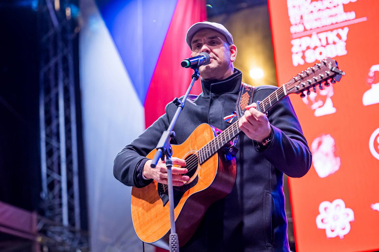 Oslavy sametové revoluce vyvrcholily na Václavském náměstí vystoupeními Davida Kollera, Tata Bojs nebo Ivana Hlase