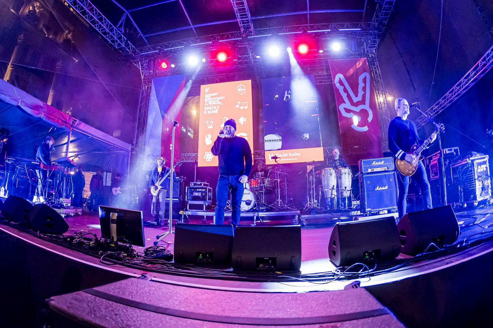 Oslavy sametové revoluce vyvrcholily na Václavském náměstí vystoupeními Davida Kollera, Tata Bojs nebo Ivana Hlase