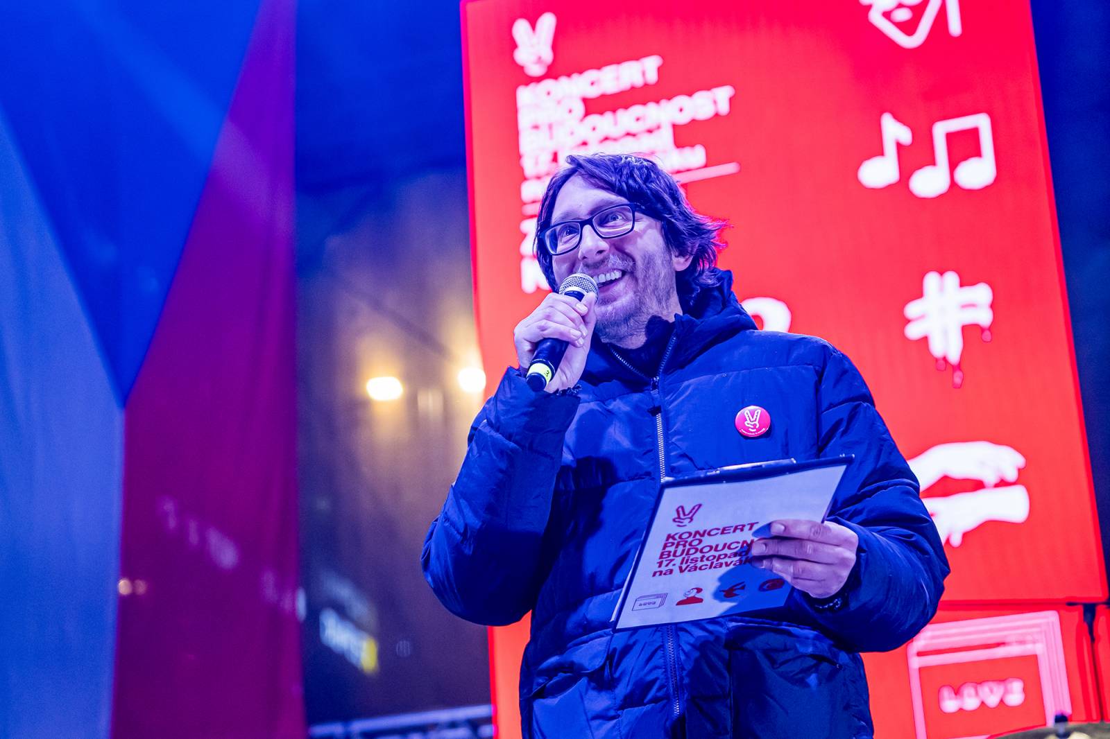 Oslavy sametové revoluce vyvrcholily na Václavském náměstí vystoupeními Davida Kollera, Tata Bojs nebo Ivana Hlase