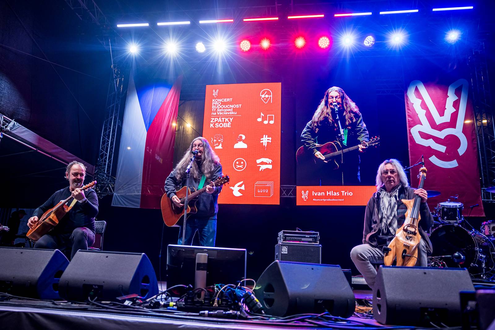 Oslavy sametové revoluce vyvrcholily na Václavském náměstí vystoupeními Davida Kollera, Tata Bojs nebo Ivana Hlase