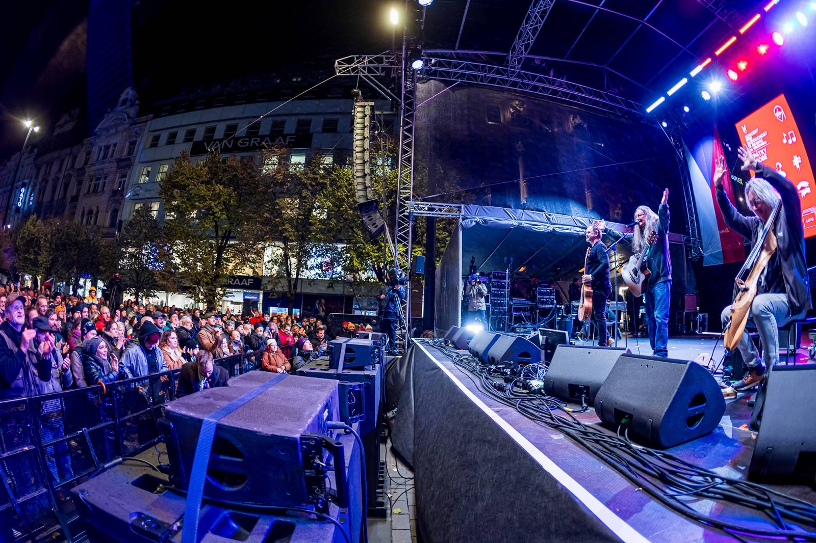 Oslavy sametové revoluce vyvrcholily na Václavském náměstí vystoupeními Davida Kollera, Tata Bojs nebo Ivana Hlase