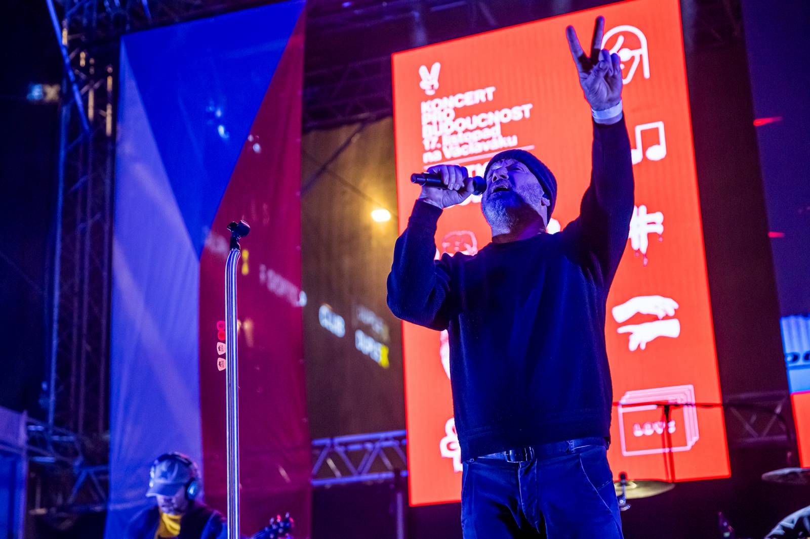 Oslavy sametové revoluce vyvrcholily na Václavském náměstí vystoupeními Davida Kollera, Tata Bojs nebo Ivana Hlase