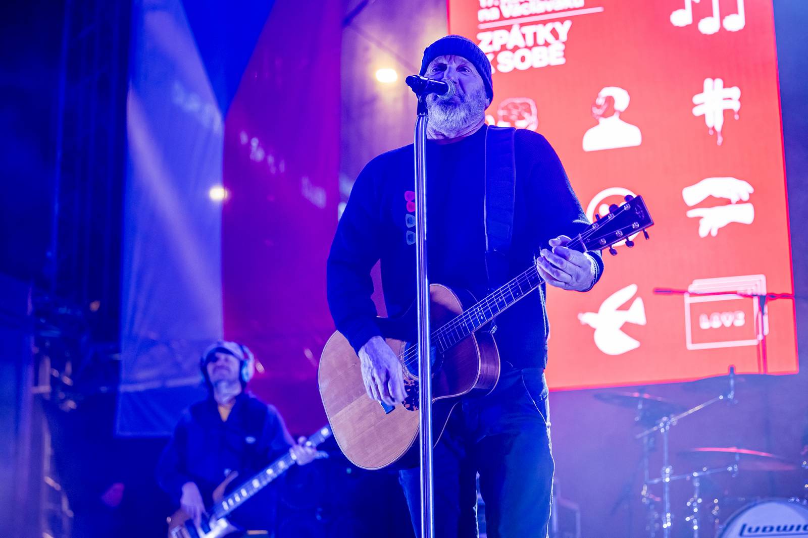 Oslavy sametové revoluce vyvrcholily na Václavském náměstí vystoupeními Davida Kollera, Tata Bojs nebo Ivana Hlase