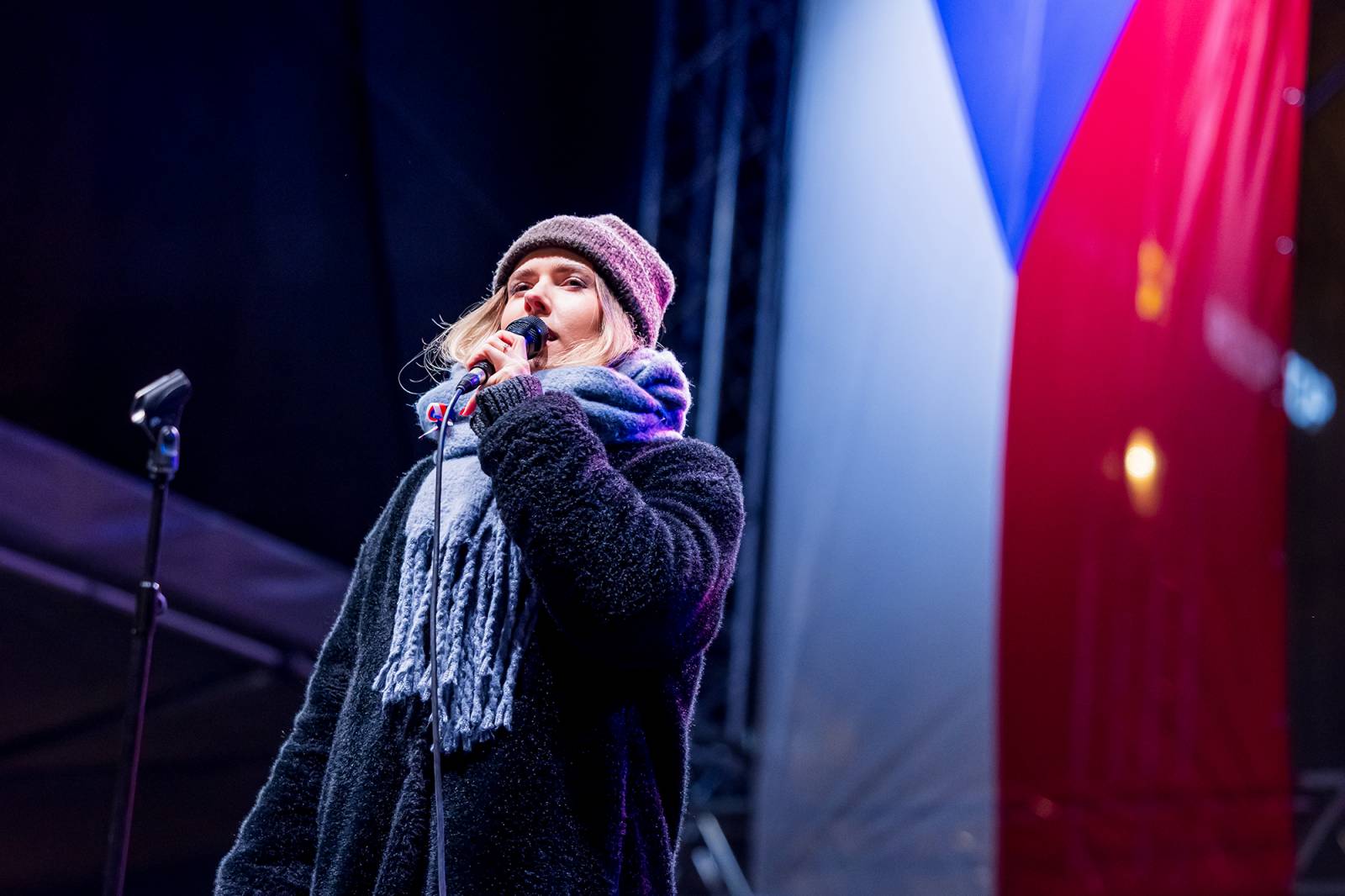 Oslavy sametové revoluce vyvrcholily na Václavském náměstí vystoupeními Davida Kollera, Tata Bojs nebo Ivana Hlase